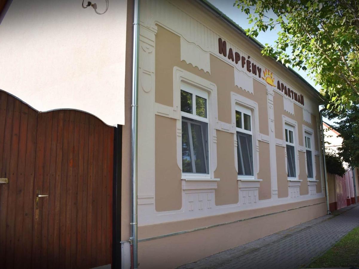 Napfeny Apartman Makó 外观 照片
